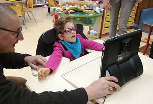 Un ordinateur à commande oculaire pour Maëva